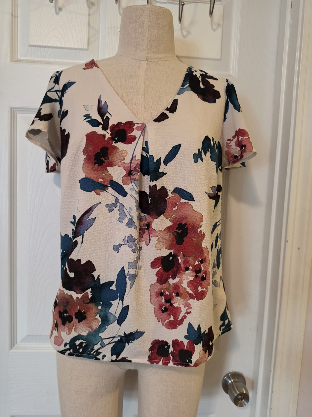 a new day Cream Floral V-Neck Blouse with Pink and Teal Blooms Size Small